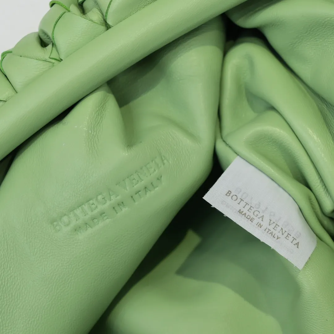 🔥🔥The counterattack of the popular Bottega Veneta started with this series of cloud bags, which went viral in the fashion circle and started a craze! Out of stock, out of stock, out of stock... One piece is hard to find, super hard to buy, regardless of age, season, or occasion. Very classy. Really, if you carry this on the road, it will turn heads! This is also the reason why this series is so expensive. Large size: 38*20*8.5cm [Big clouds and large grid weaving]